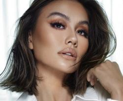 Viral Agnez Mo Pakai Dompet Lecek Harga Murah, Netizen: Tak Sombong