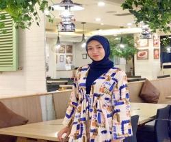 5 Potret Cantik Ipda Nadya Ayu Kapolsek Termuda: No 5 Tampil Kasual Sweater Krem