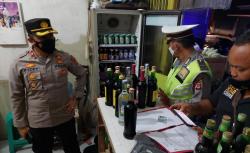 Jelang Tahun Baru, Polsek Klari Razia Ratusan Botol Minuman Keras