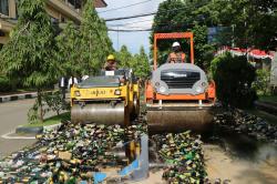 Jelang Nataru, Polda Banten Musnahkan Puluhan Ribu Botol Miras