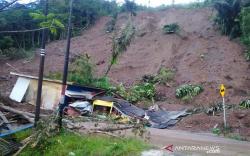 Longsor di Cilacap Timbun 18 Hewan Ternak hingga Putus Jalan Desa