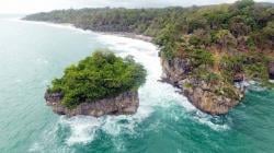 Pantai Karang Bokor Seindah Tanah Lot Bali, Cek Yuk!