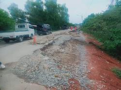 Jalan Provinsi di Karawang Rusak Parah, Ancam Keselamatan Warga Lho!