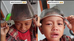 Viral! Bocah Kepalanya Tersangkut Saringan Makanan