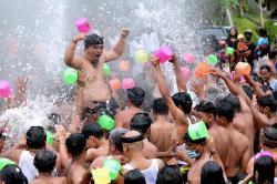 Begini Keseruan Tradisi Perang Air di Pulau Dewata