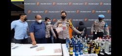 Pergantian Tahun Baru Polres Garut Gagalkan 6.098 Botol Miras