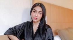 Perjuangan Denada Menyertai Pengobatan Putrinya di Singapura