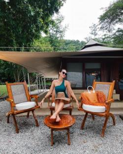 Seksinya Luna Maya Pakai Swimsuit One Shoulder Cut Out Warna Hijau Emerald