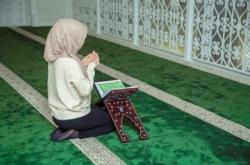 Kisah Gadis Kaya dan Cantik Jadi Mualaf Setelah Bersama Pemuda Muslim di dalam Lift