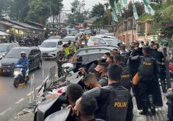 Milad ke-1 FPI di Masjid At-Ta'awun Ricuh, Jamaah Saling Dorong dengan Aparat