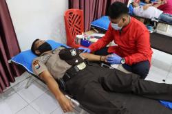 Hormati HUT Satpam, Anggota Polresta Kediri Ikut Donor Darah