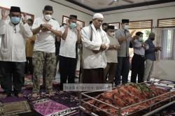 Gubernur Bertakziah dan Salatkan Jenazah Ibunda Dirjen Minerba