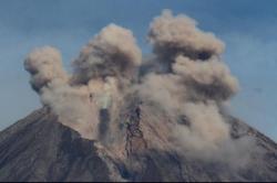 Semeru Kembali Muntahkan Awan Panas tapi Level Masih 3