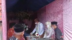 Alih-Alih di Masjid, Pasangan Ini Justru Akad Nikah di Atas Truk