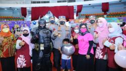 Superhero Batman Bikin Vaksinasi Anak di Balikpapan Meriah