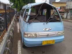 Minibus Tabrak Angkot, Tiga Penumpang Langsung Dilarikan ke Rumah Sakit