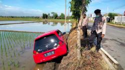 Mengantuk saat Menyetir, Mobil Jazz Merah Masuk Sawah, Begini Kronologinya