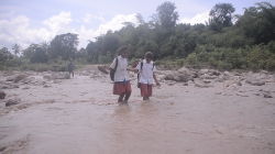 Jembatan Putus Diterjang Banjir Bandang, Siswa Nekat Terobos Arus Sungai Demi Sekolah