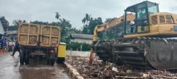 Banyak Tumpukan Sampah, Kali Pesanggrahan di Pasir Putih Sawangan Dinormalisasi