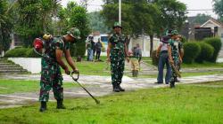 Dinas Lingkungan Hidup Berkolaborasi dengan Denpom III/2 Bersihkan Taman Makam Pahlawan Tenjolaya
