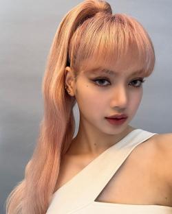 Lisa BLACKPINK Penyanyi Solo Wanita Terbaik di  Ajang The HallyuTalk Awards