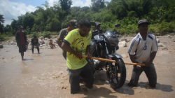 Jembatan Nunponi Putus, Warga Malaka NTT Pikul Motor Seberangi Sungai