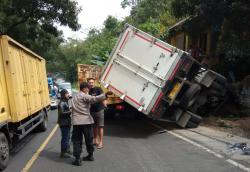 Alami Rem Blong di Turunan Gentong, Truk Box Hantam Truk Bak