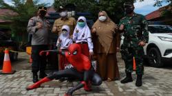 Dihibur Superhero Spiderman, Anak-Anak Rileks Ikuti Vaksinasi di Paser