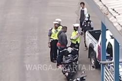 Viral! Polisi Diajak Duel Pengendara yang Kena Tilang di Jaksel