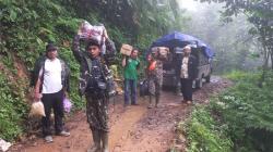 Dampak Banjir dan Longsor Pekalongan Relawan Jalan Kaki 4 KM untuk Salurkan Bantuan