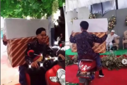 Mencari Sensasi, Dua Cowok Ini Sampai Naik Motor ke Pelaminan Demi Antar Hadiah Pernikahan