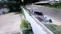 Viral! Video Kecelakaan Mobil Dinas Desa Cikupa Tabrak Tembok, Istri Kades Terpental dari Mobil