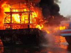 Belasan Kapal Terbakar di Pelabuhan Tegal, Petugas Kesulitan Padamkan Api