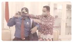 Gagalkan Orang Mau Bunuh Diri, Anies Apresiasi Khaerun dan Beri Cinderamata