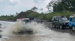 Nafas Tua Land Rover Taklukan Aliran Lahar Sungai Bladak, Gunung Kelud