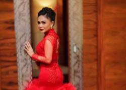 Kenakan Cheongsam Merah Menyala, Hot Mom Yuni Shara Makin Menggoda