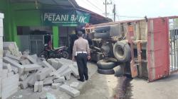 Kediri Geger. Truk Nyelonong ke Toko Bangunan, Satu Orang Dilarikan ke Rumah Sakit