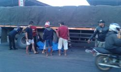 Gara-Gara Menyalip Truk Kontainer, Pengendara Motor Tewas Terlindas 