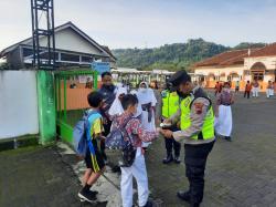 Polisi Terjun Langsung Awasi Prokes PTM di Sekolah Wilayah Ungaran