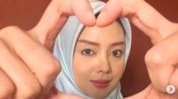 Intip 5 Gaya Hijab Terry Putri, Presenter Asal Kalimantan yang Tersinggung Atas Omongan Edy Mulyadi