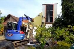 Seorang Istri Buldozer Rumah yang Ditempati Suami dan Selingkuhannya