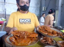 Racikan Bumbu Madura Warnai Nikmatnya Rajungan Pedas Jombang