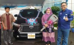 Rajin Sholawat Ibu Ini Dapat Hadiah Mobil Keren 