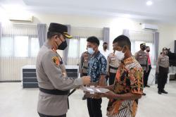 Polres Tegal Kota Beri Penghargaan Dua Warga Aktif Pemadaman Kebakaran Kapal di Pelabuhan