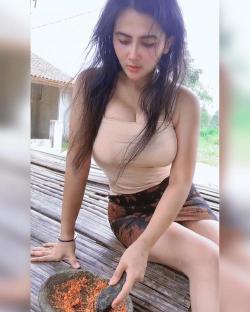 Diana Dee Pakai Tanktop Ketat Pose Ngulek Sambal, Netizen: Ada yang Hot tapi Bukan Cabe