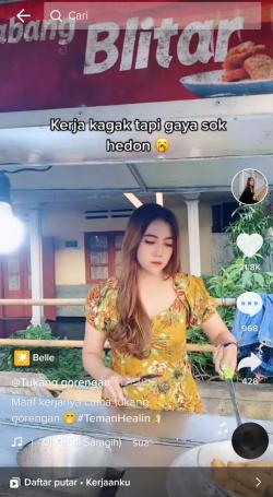 Viral, Tukang Gorengan di Blitar Memiliki Paras yang Cantik