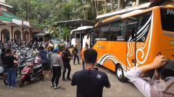 Ditawari Pulang dengan Bus AC, Nurhadi ke Ganjar: Saya yang Viral itu lho, Pak!