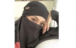 Pakai Baju Muslimah, Celine Evangeliste Gegerkan Netizen
