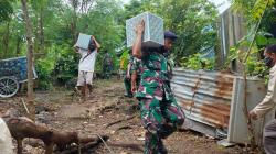 Lalui Semak Belukar, Prajurit Lanudal Kupang Antar Donasi Untuk Pemulung