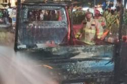 Mobil Tahu Bulat Hangus Terbakar Di Depan Plaza Indonesia, Jakarta Pusat